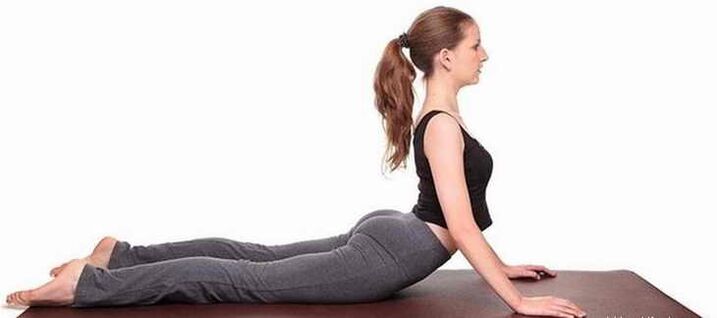 Bhujangasana pose para exercitar os músculos abdominais